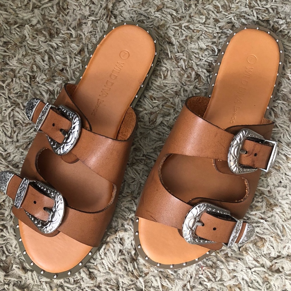 Wild diva buckle slides
